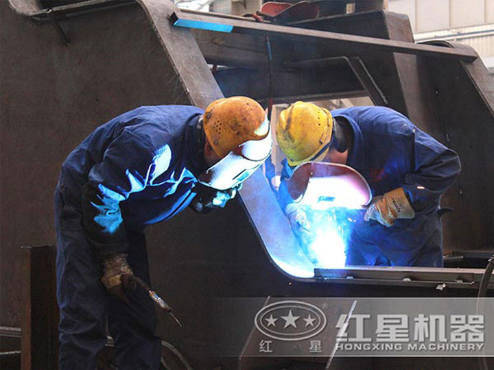 車間生產加工移動破碎機，每一臺設備都是匠心打造