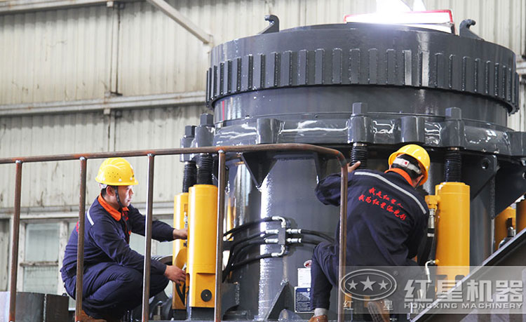 工作人員檢測圓錐破碎機，保障生產的設備都有高質量